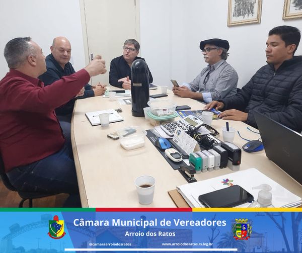 Na manhã de hoje 17.05.23 o Presidente da Câmara Municipal de Vereadores de Arroio dos Ratos Dilson Lemos recebeu o Assessor do Deputado Estudal Luiz Marenco e sua comissão juntamente com Horácio Brasil o Coordenador de Desporto João do Chimarrão.