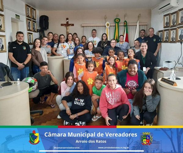 Na tarde de hoje recebemos em nossa Casa Legislativa a equipe do CRAS-Santa Bárbara junto com uma turminha muito especial de alunos fazendo uma bela apresentação e passando mais uma bela lição fazendo alusão ao Dia 18 de Maio. 